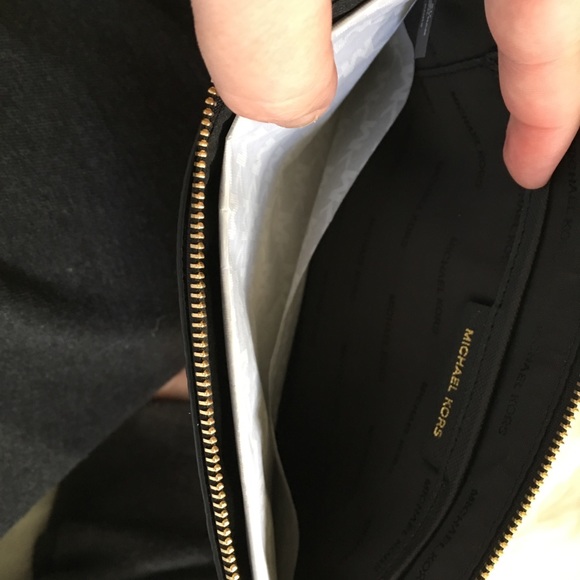 Gorgeous Michael Kors leather wristlet/wallet - Picture 5 of 8